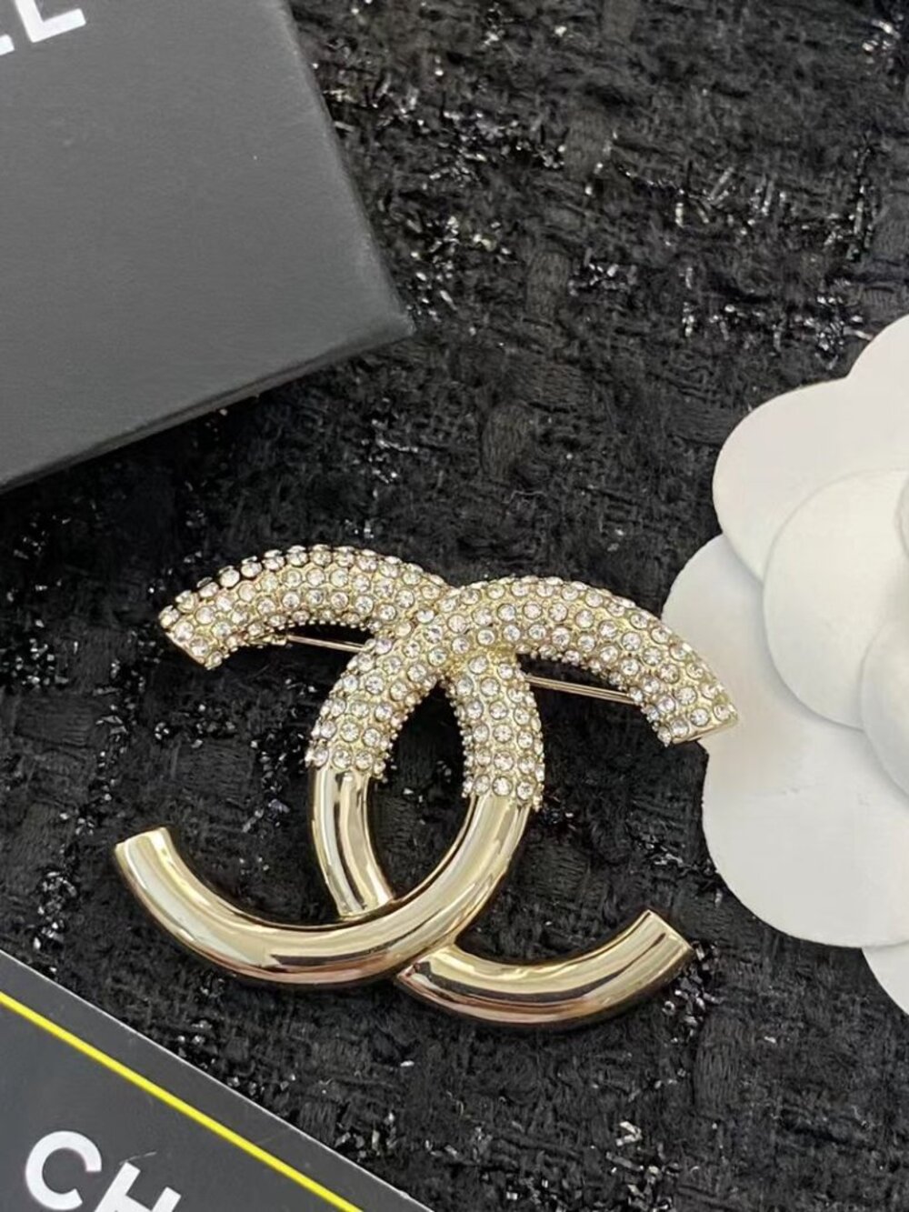 💕Chanel Half-Diamond Large Double-C Brooch - Picture 6 of 10